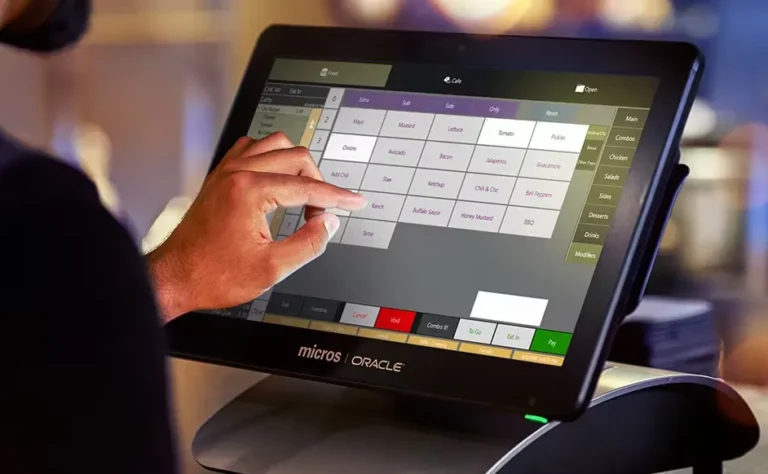 Terminal de caisse tactile avec le logiciel Simphony utilisé en restauration